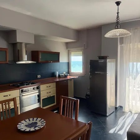 Beachfront In Apartment *